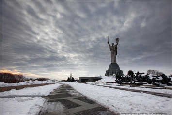 В Киеве снимут герб СССР со щита статуи Родины-матери, – Вятрович