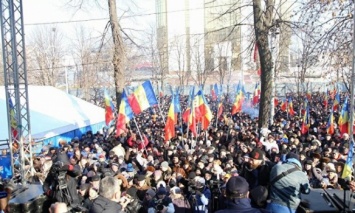 В Кишиневе продолжаются многотысячные демонстрации, социалисты обжаловали в КС утверждение Кабмина