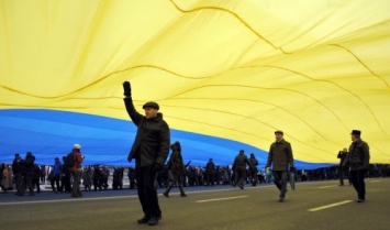 В Киеве на мосту Патона развернули 30-ти метровый флаг Украины в честь Дня соборности, – корреспондент