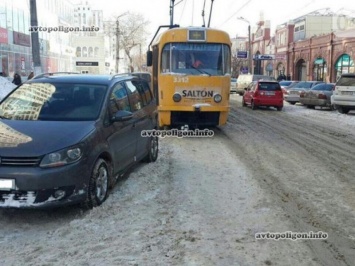 В Одессе у "Привоза" водитель VW Touran остановил трамвай и был оштрафован. ФОТО