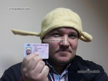 Житель России будет ездить с вязаным дуршлагом на голове. ФОТО+видео