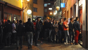 СМИ: В немецком городе беженцам запретили посещать клубы