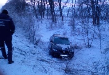 За сутки спасатели Днепропетровщины освободили из снежных заносов и кюветов 12 автомобилей