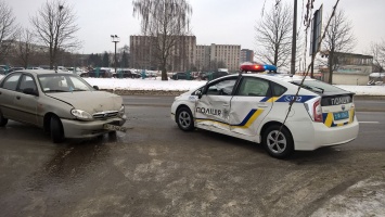 Во Львове авто патрульных полицейских столкнулось с легковушкой