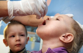 Украинских детей спасают от смертоносной болезни
