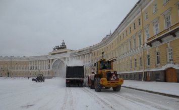 С Дворцовой площади вывезено свыше 160 самосвалов снега