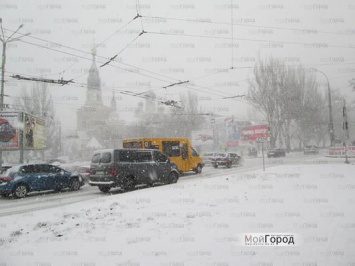 В Николаеве после очередного снегопада на дороги за ночь высыпали 39 тонн соли