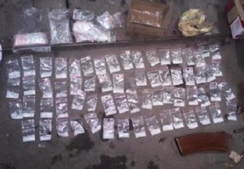 В Новомосковске у мужчины дома обнаружили 1,5 кг каннабиса, метамфетамин и 400 патронов