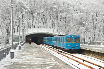Киевский метрополитен объяснил остановку "красной" линии в понедельник поломкой поезда
