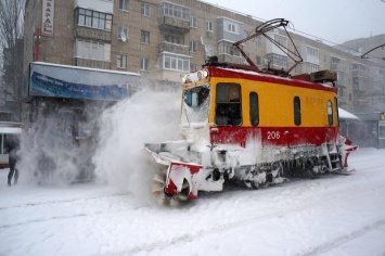 После повторного снегопада движение трамваев частично приостановлено