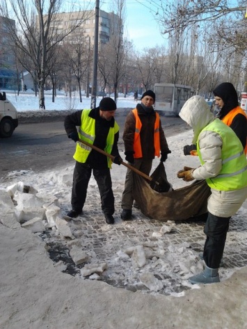 В Центральном районе Николаева коммунальщики приступили к расчистке остановок от снега