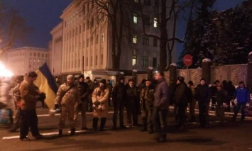 Митингующие криворожане перекрыли выезды из Администрации президента, - нардеп