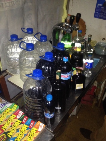 Вблизи проходной завода «Зоря Маршпроект» в пластиковых бутылках продавали нелегальный алкоголь
