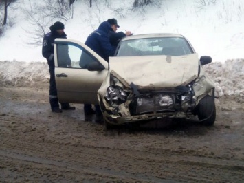 В Кривом Роге столкнулись автобус и легковушка. Один человек погиб (фото)