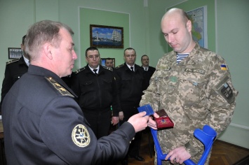 Командующий ВМС вручил медаль николаевскому морпеху, получившему пулевое ранение под Широкино
