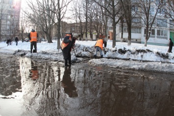 В Киеве, чтобы избежать потопа, активно очищают гидросооружения