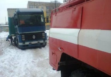 В Кривом Роге фура на скользкой дороге слетела в снежный занос