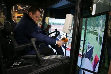 Медведев обкатал трактор «Кирюша» (ФОТО)