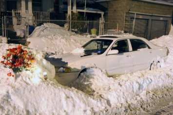 Мама и двое детей умерли в машине, пока папа чистил снег