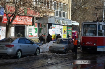 Горбатого могила исправит: на Потемкинской очередной герой парковки перекрыл движение трамваю