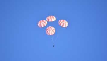 Space X тестирует парашюты для доставки астронавтов на Землю