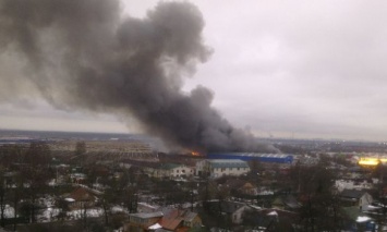 Под Санкт-Петербургом горит 10 тыс. кв. м продовольственных складов