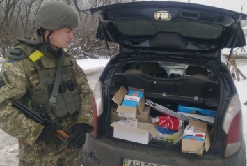 В Донецкой обл. через блокпост пытались провезти несколько сотен стартовых пакетов мобильной связи