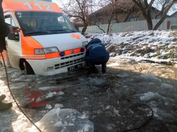 На Луганщине «скорая» Нацгвардии застряла в талых снегах (ФОТО)