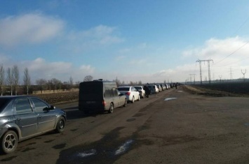 Очевидцы рассказали, где сегодня самые большие очереди на пунктах пропуска в зоне АТО (сводка)