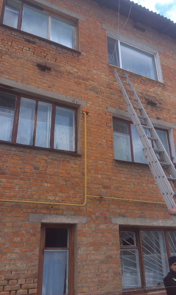 В Вознесенске спасатели с помощью выдвижной лестницы попали в квартиру, где был заперт маленький ребенок