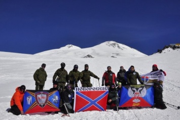 Боевики похвастались флагом «Новороссии» на вершине Эльбруса (ФОТО)