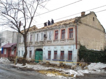 В доме по Образцова начали восстанавливать крышу