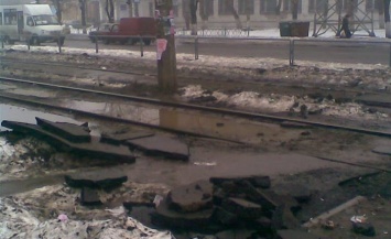 За чей счет "банкет". В Николаеве вместе со снегом "растаяли" капитально отремонтированные дороги. Кто виноват?