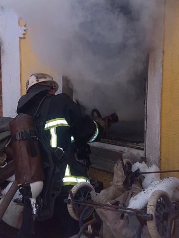 В Вознесенске из-за нарушений при эксплуатации печного отопления сгорела летняя кухня