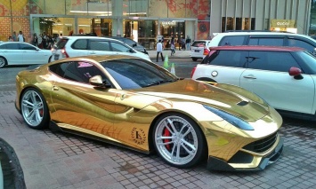 Ferrari F12 в золотой обвертке