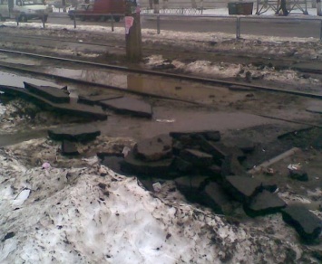 В Николаеве суровые коммунальщики счистили снег вместе с асфальтом