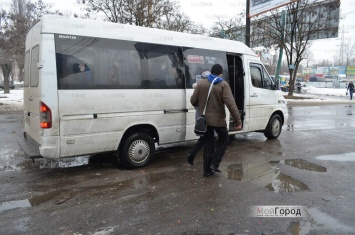 Николаевские активисты второй день подряд борются с маршрутчиками возле автовокзала-невидимки