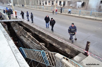 В Луганске обрушилась часть путепровода. Движение перекрыто