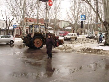 В центре Николаева коммунальщики и общественные работники чистят тротуары от снега