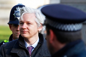Основатель WikiLeaks Ассанж готов сдаться полиции