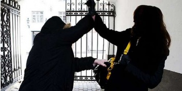В Киеве злоумышленник ограбил женщину с криками «Ура!»