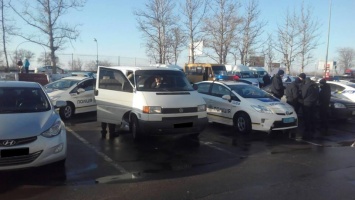 В Николаеве патрульные поймали воров, которые грабили автомобили на парковках супермаркетов