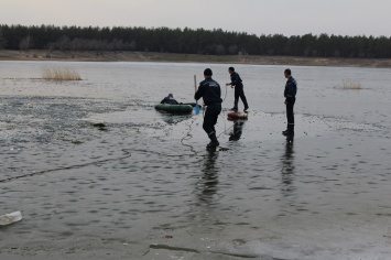 В Северодонецке спасателям удалось вытащить еще одного провалившегося под лед ребенка