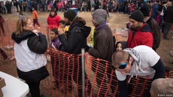 Де Мезьер призвал быстрее выдворять беженцев из Греции в Турцию