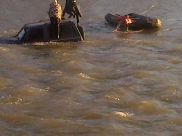 Двое мужчин застряли на внедорожнике посреди реки в Ужгороде