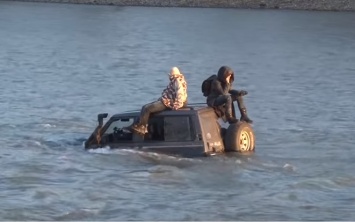 В Ужгороде два экстремала решили на внедорожнике "переехать" реку. Река отомстила