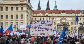 В Праге центр для беженцев забросали "коктейлями Молотова"