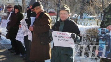 На суд Г.Кернеса собрались около 15 активистов