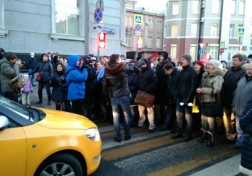 У здания Центробанка РФ протестующие плательщики ипотеки пытались перекрыть дорогу