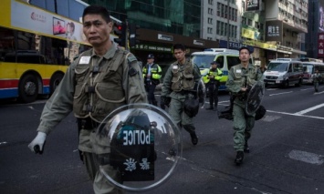 В Гон-Конге попытка демонтировать торговые павильоны закончилась стычками с полицией
